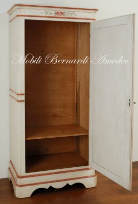 Armadietto appendiabiti realizzato artigianalmente in legno massiccio e dipinto a mano con decori